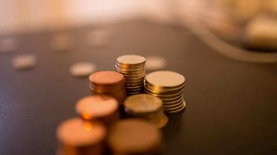 Stacks of coins on a table - what a P2P bonus is worth in euros